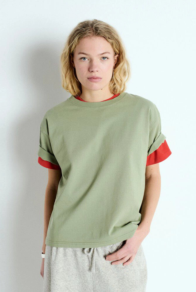 Luźny, oversizowy, prosty t-shirt FIZVALLEY American Vintage z krótkim, szerokim rękawem i okrągłym dekoltem. Wykonany z grubej, mięsistej bawełny.