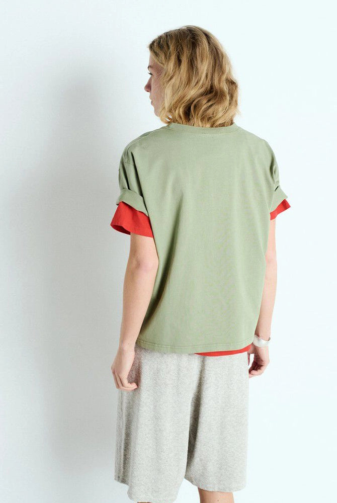 Luźny, oversizowy, prosty t-shirt FIZVALLEY American Vintage z krótkim, szerokim rękawem i okrągłym dekoltem. Wykonany z grubej, mięsistej bawełny.