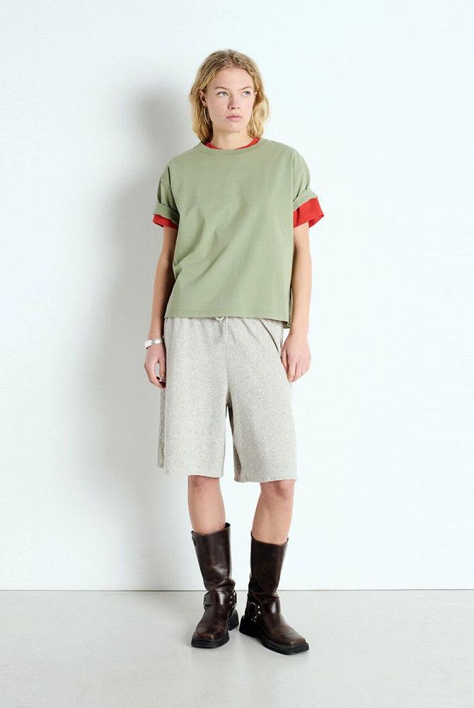 Luźny, oversizowy, prosty t-shirt FIZVALLEY American Vintage z krótkim, szerokim rękawem i okrągłym dekoltem. Wykonany z grubej, mięsistej bawełny.
