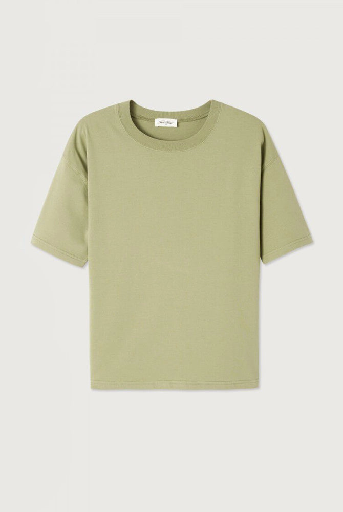 Luźny, oversizowy, prosty t-shirt FIZVALLEY American Vintage z krótkim, szerokim rękawem i okrągłym dekoltem. Wykonany z grubej, mięsistej bawełny.