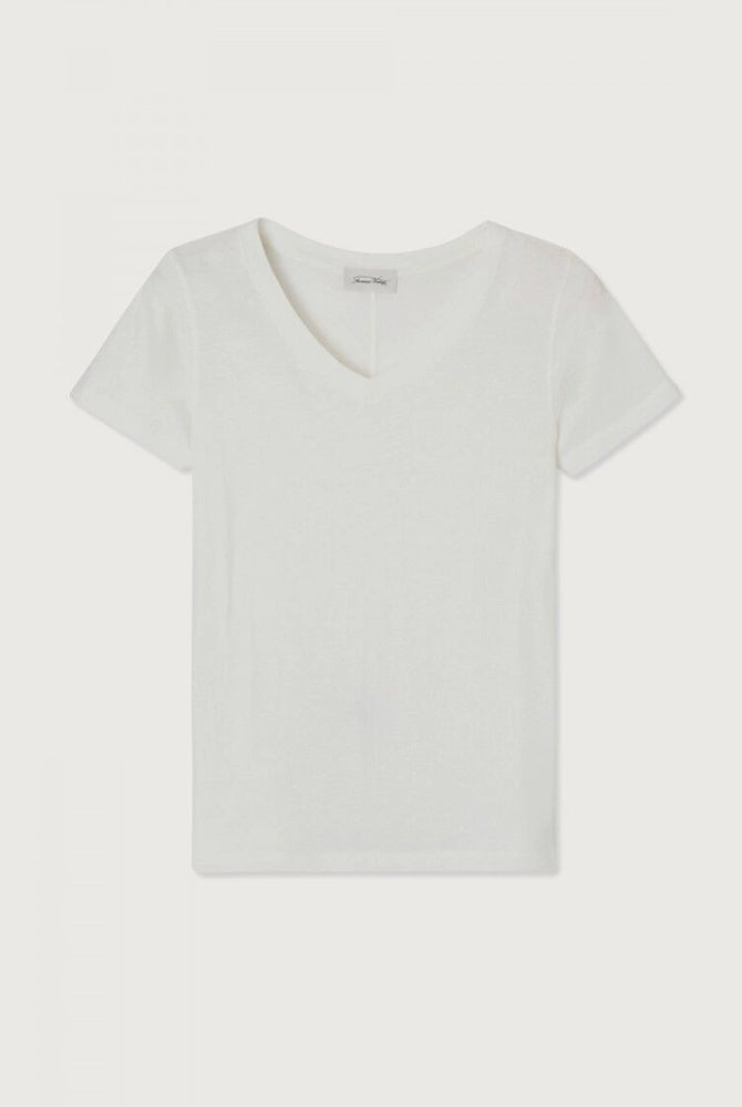 Luźny, prosty t-shirt GAMIPY z krótkim rękawem i dekoltem w serek. Na plecach posiada gruby szew. Wykonany z miękkiej bawełny.