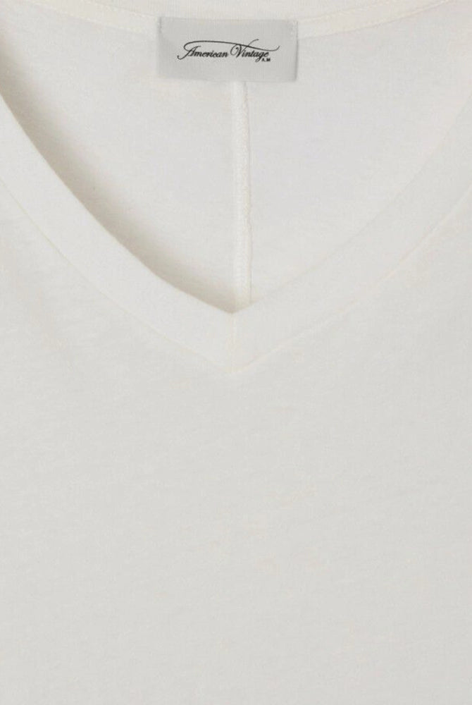 Luźny, prosty t-shirt GAMIPY z krótkim rękawem i dekoltem w serek. Na plecach posiada gruby szew. Wykonany z miękkiej bawełny.
