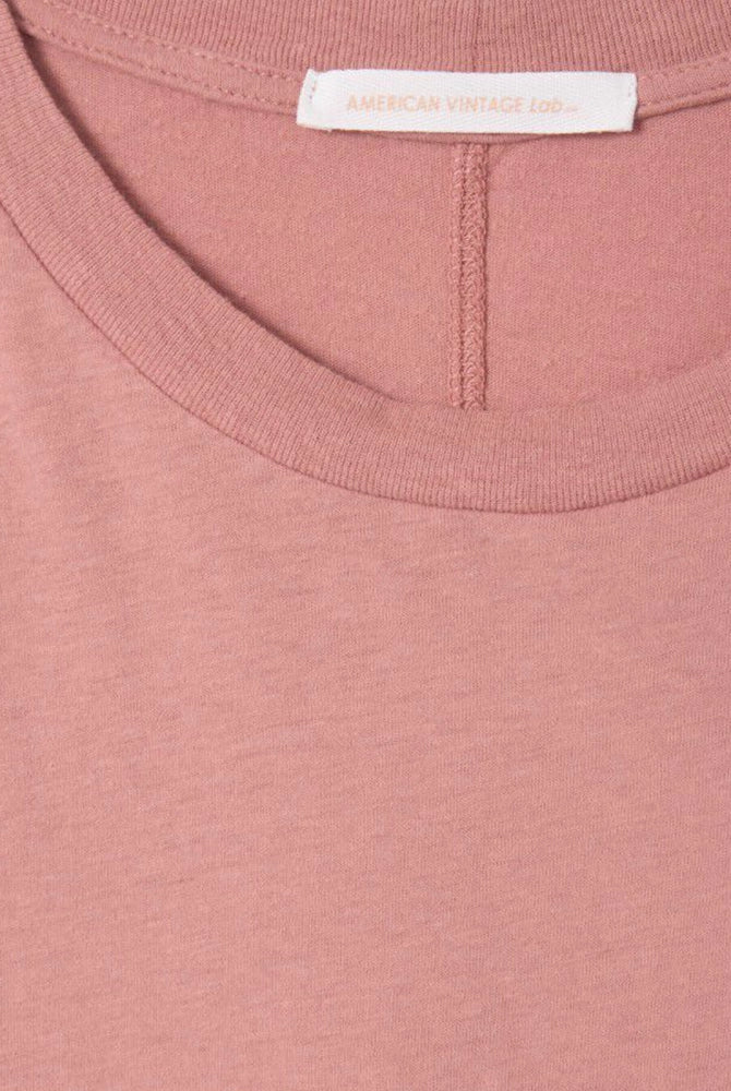 Klasyczny model American Vintage - t-shirt GAMIPY z krótkim rękawem. Posiada okrągły dekolt i delikatnie przylegający fason. Z tyłu bluzka ma gruby szew idący wzdłuż pleców.
