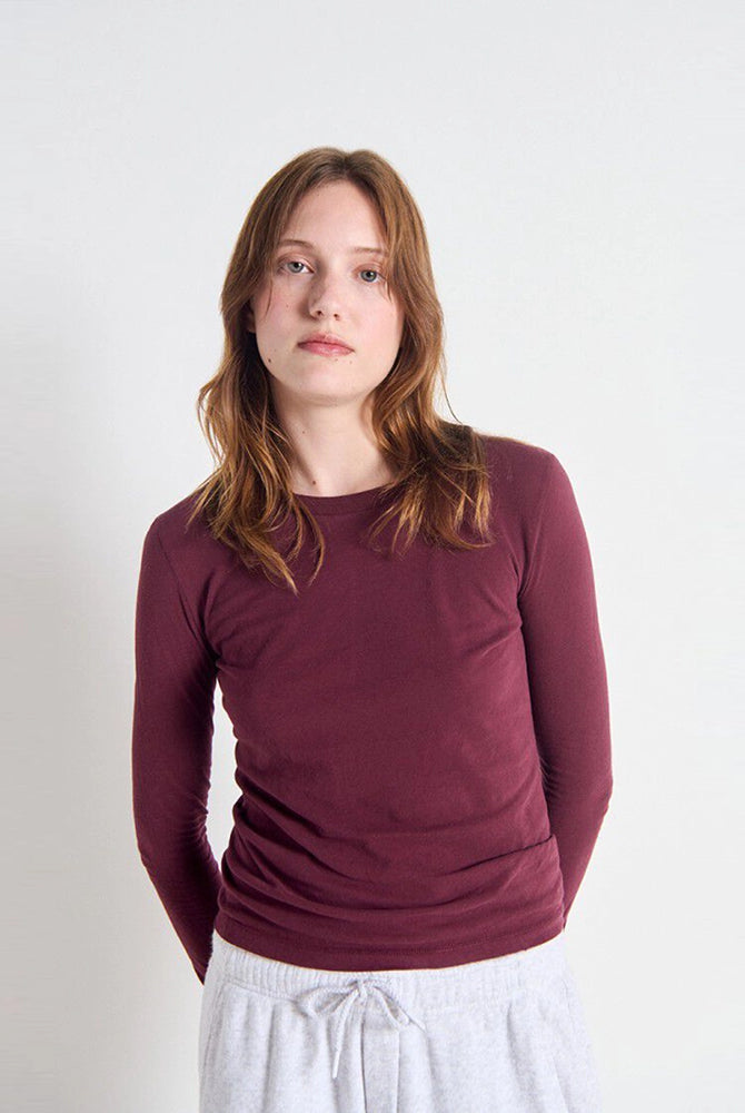 Cienki, bawełniany longsleeve GAMIPY American Vintage o prostym kroju i przylegającym fasonie. Na plecach posiada gruby szew. Wykonany z miękkiej, przyjemnej dla skóry bawełny.