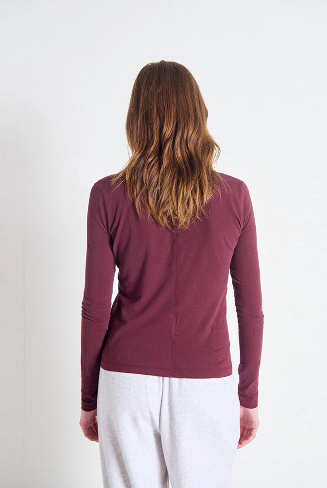 Cienki, bawełniany longsleeve GAMIPY American Vintage o prostym kroju i przylegającym fasonie. Na plecach posiada gruby szew. Wykonany z miękkiej, przyjemnej dla skóry bawełny.