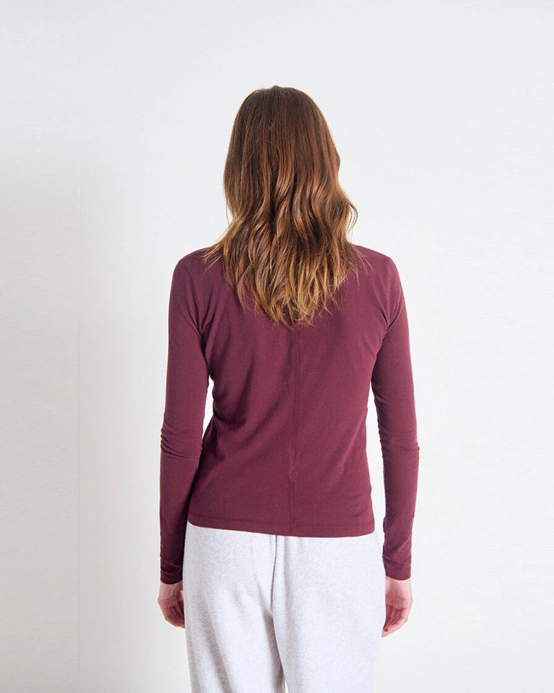 Cienki, bawełniany longsleeve GAMIPY American Vintage o prostym kroju i przylegającym fasonie. Na plecach posiada gruby szew. Wykonany z miękkiej, przyjemnej dla skóry bawełny.