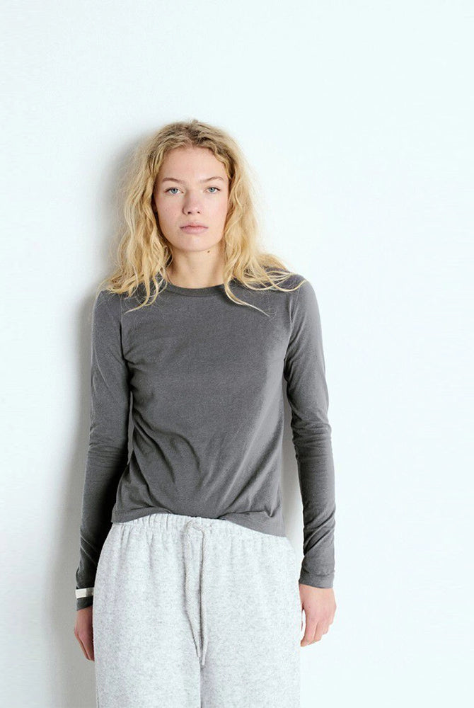 Cienki, bawełniany longsleeve GAMIPY American Vintage o prostym kroju i przylegającym fasonie. Na plecach posiada gruby szew. Wykonany z miękkiej, przyjemnej dla skóry bawełny.