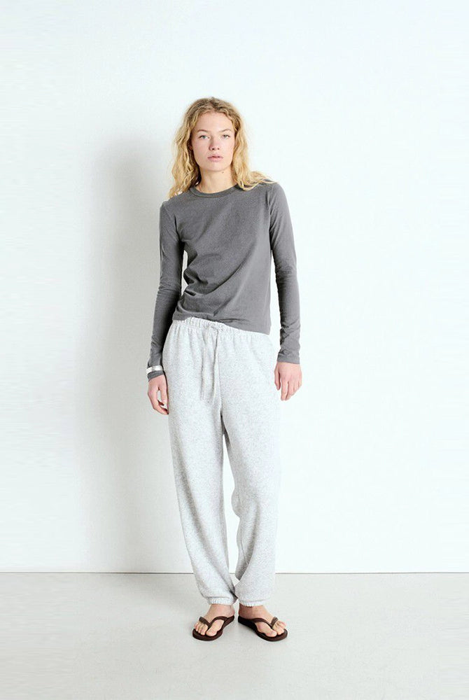 Cienki, bawełniany longsleeve GAMIPY American Vintage o prostym kroju i przylegającym fasonie. Na plecach posiada gruby szew. Wykonany z miękkiej, przyjemnej dla skóry bawełny.