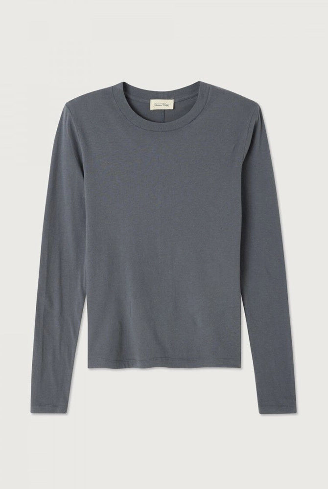 Cienki, bawełniany longsleeve GAMIPY American Vintage o prostym kroju i przylegającym fasonie. Na plecach posiada gruby szew. Wykonany z miękkiej, przyjemnej dla skóry bawełny.