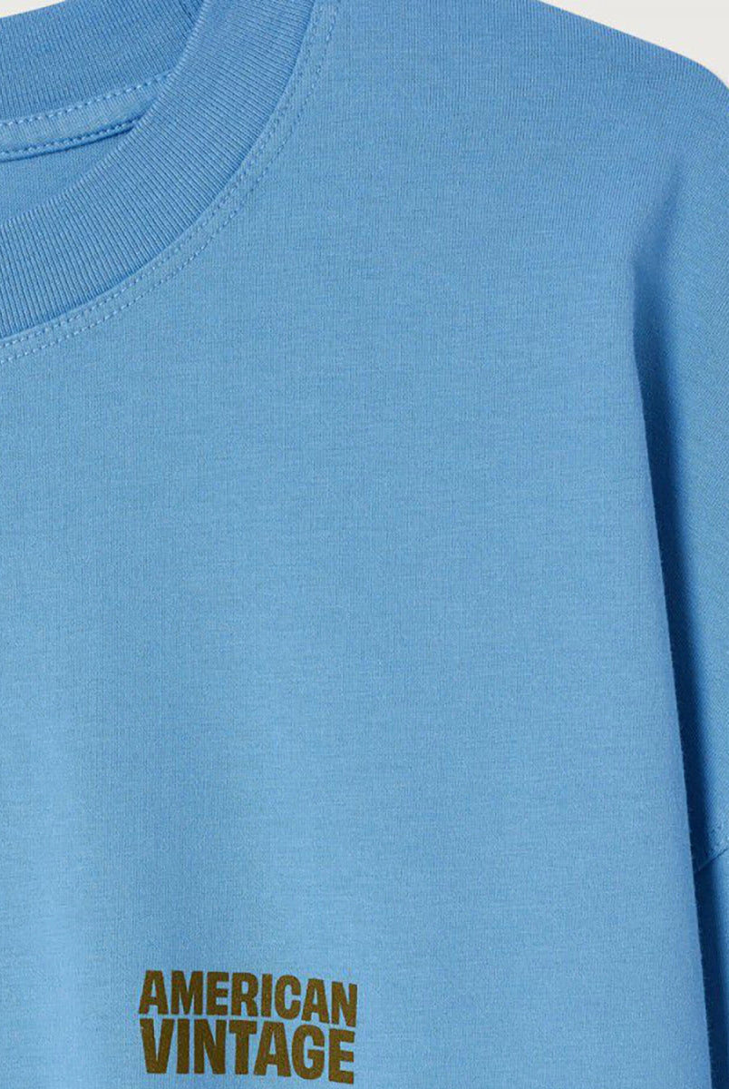 Luźny, oversizowy, prosty longsleeve FGIX02 American Vintage z szerokim rękawem I okrągłym dekoltem. Wykonany z grubej, mięsistej bawełny. N