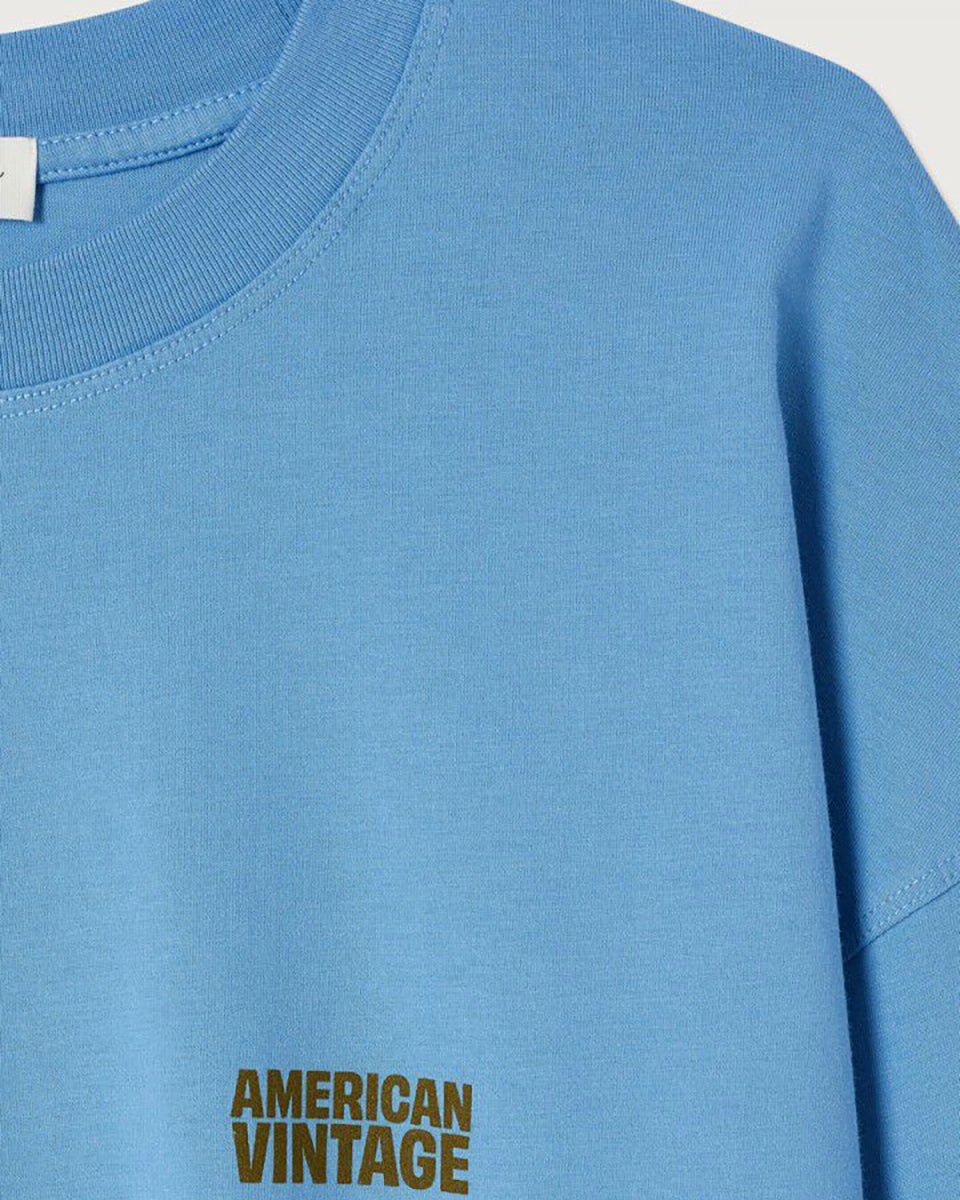 Luźny, oversizowy, prosty longsleeve FGIX02 American Vintage z szerokim rękawem I okrągłym dekoltem. Wykonany z grubej, mięsistej bawełny. N