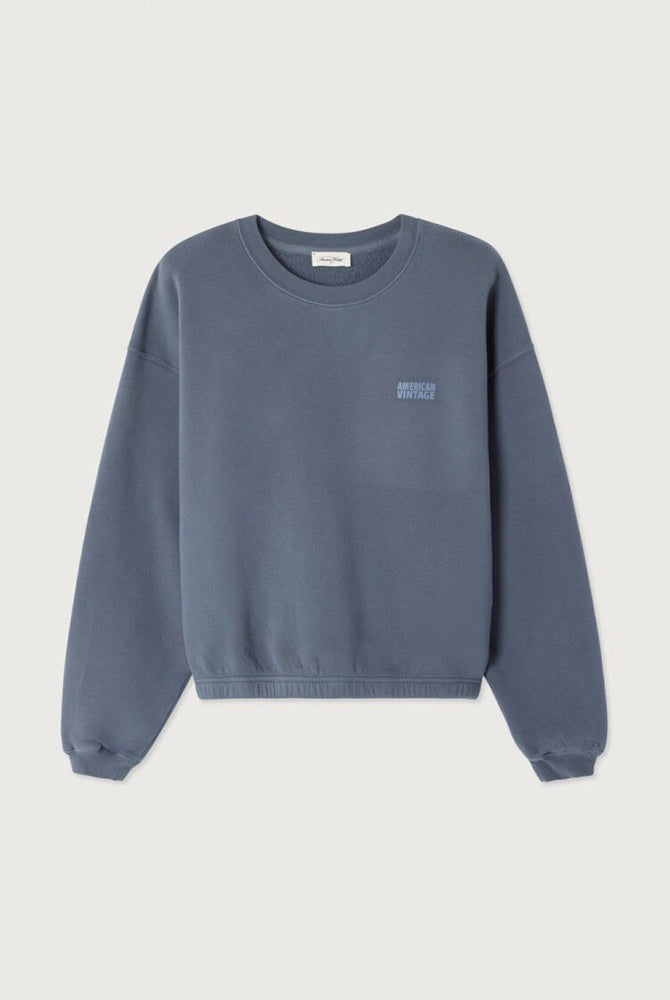 Prosta, luźna bluza IZUBIRD American Vintage z reglanowymi rękawami i okrągłym dekoltem. Wykończona elastycznymi ściągaczami. Z przodu, po lewej stronie posiada niewielkie logo marki. Wykonana z miękkiej, bawełnianej tkaniny.