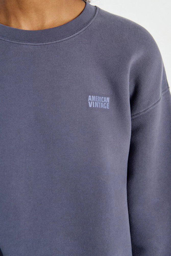 Prosta, luźna bluza IZUBIRD American Vintage z reglanowymi rękawami i okrągłym dekoltem. Wykończona elastycznymi ściągaczami. Z przodu, po lewej stronie posiada niewielkie logo marki. Wykonana z miękkiej, bawełnianej tkaniny.