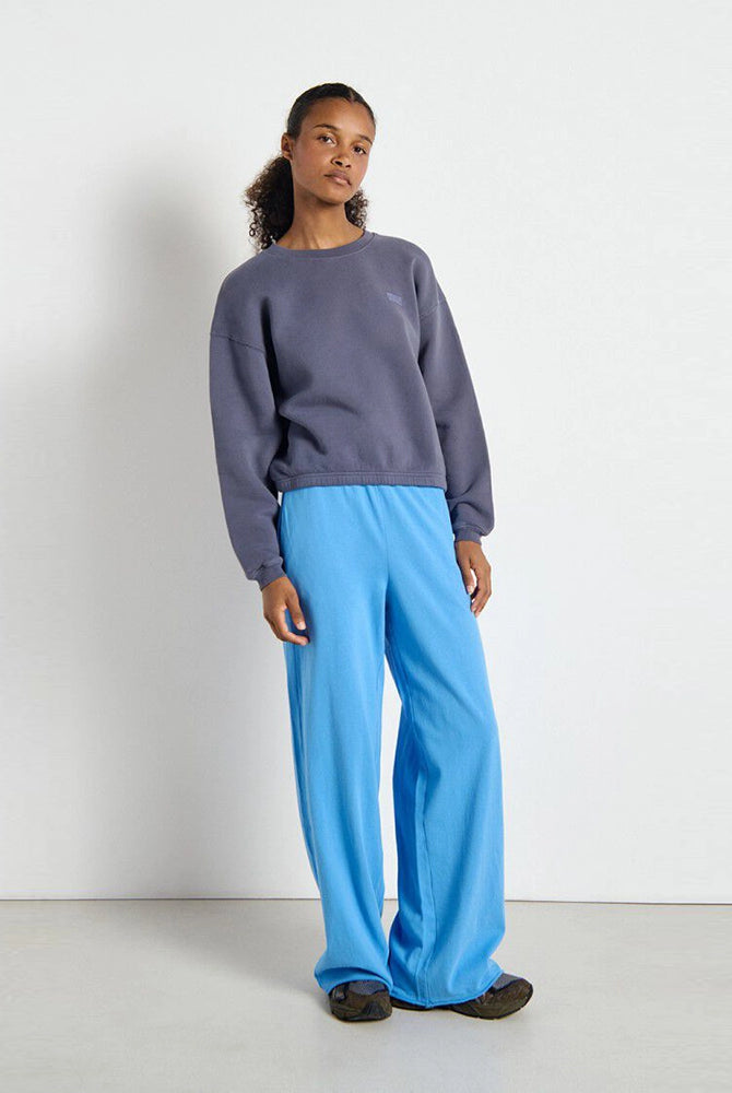 Prosta, luźna bluza IZUBIRD American Vintage z reglanowymi rękawami i okrągłym dekoltem. Wykończona elastycznymi ściągaczami. Z przodu, po lewej stronie posiada niewielkie logo marki. Wykonana z miękkiej, bawełnianej tkaniny.