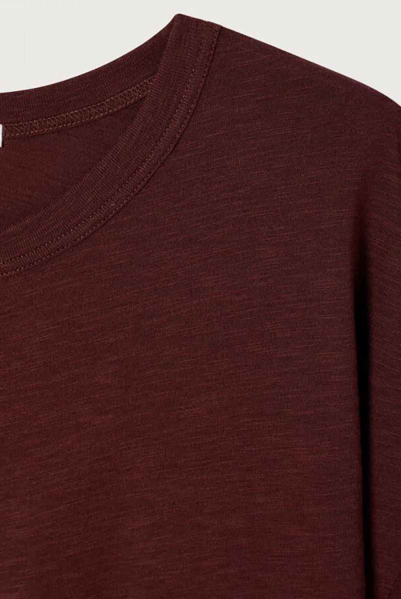 Oversizowy, długi t-shirt JACKSONVILLE American Vintage z okrągłym dekoltem i luźnym, krótkim rękawem przed łokieć. Wykonany z bardzo miękkiej, przewiewnej i lejącej tkaniny z bawełną i wiskozą. Idealny do luźnych szortów, kolarek czy długich legginsów. 