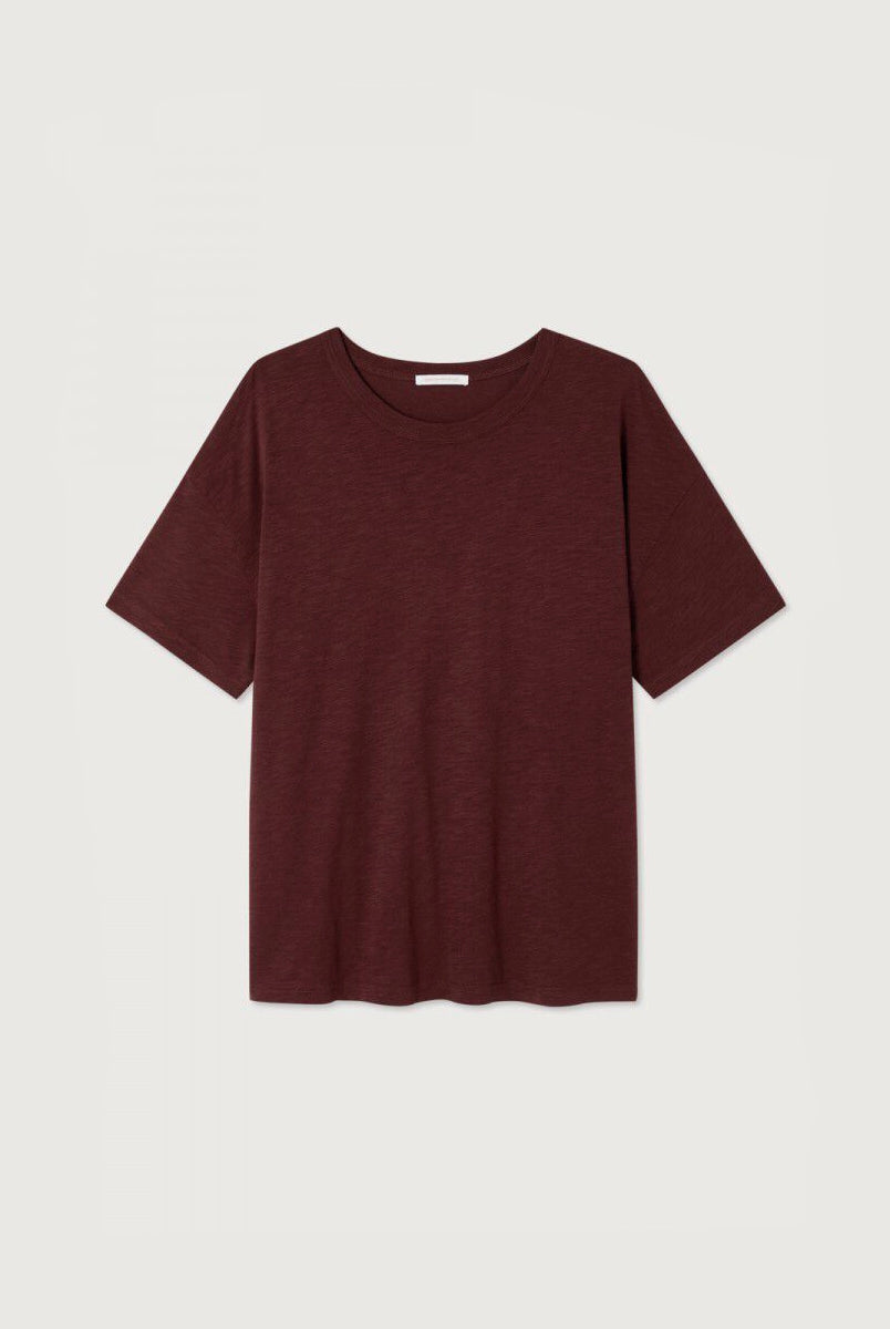 Oversizowy, długi t-shirt JACKSONVILLE American Vintage z okrągłym dekoltem i luźnym, krótkim rękawem przed łokieć. Wykonany z bardzo miękkiej, przewiewnej i lejącej tkaniny z bawełną i wiskozą. Idealny do luźnych szortów, kolarek czy długich legginsów. 