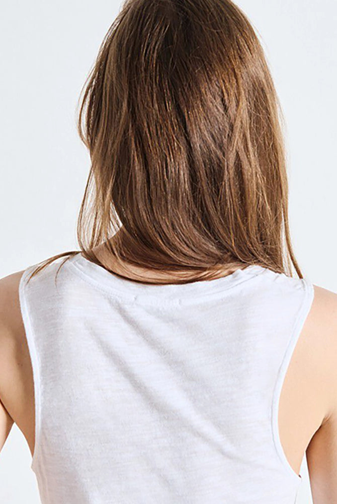 Luźny tank top na szerokich ramiączkach z okrągłym dekoltem. Wykonany z cienkiej i miękkiej bawełny. -Prosty krój -Luźny fason -Zamów top w swoim normalnym rozmiarze