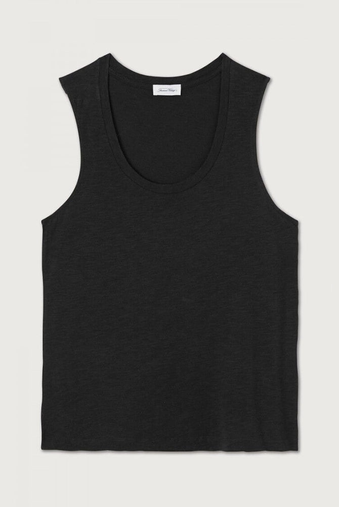 Luźny tank top na szerokich ramiączkach z okrągłym dekoltem. Wykonany z cienkiej i miękkiej bawełny. -Prosty krój -Luźny fason -Zamów top w swoim normalnym rozmiarze