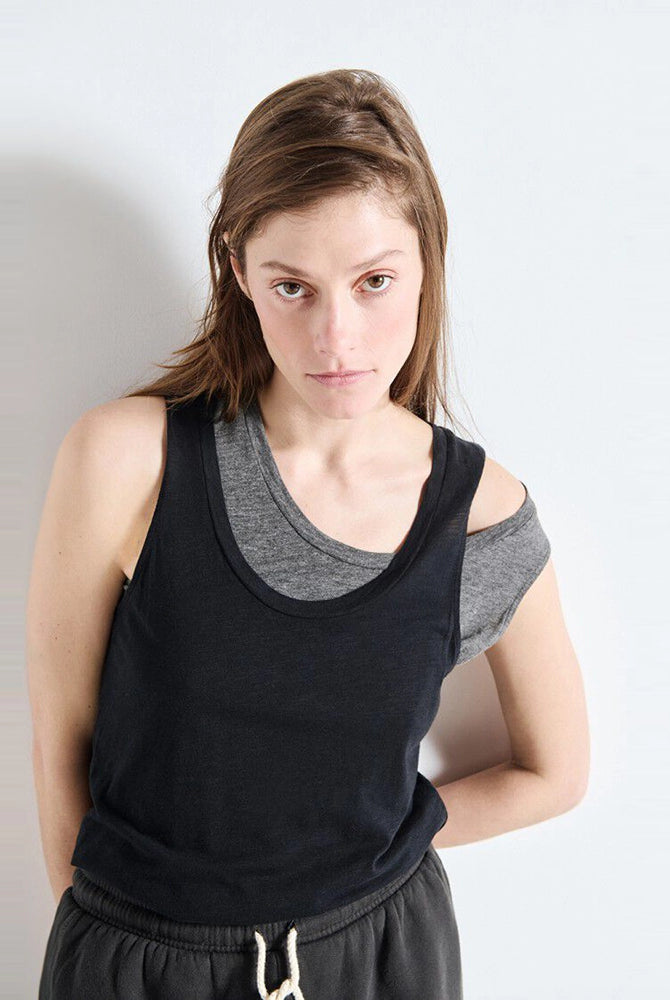 Luźny tank top na szerokich ramiączkach z okrągłym dekoltem. Wykonany z cienkiej i miękkiej bawełny. -Prosty krój -Luźny fason -Zamów top w swoim normalnym rozmiarze