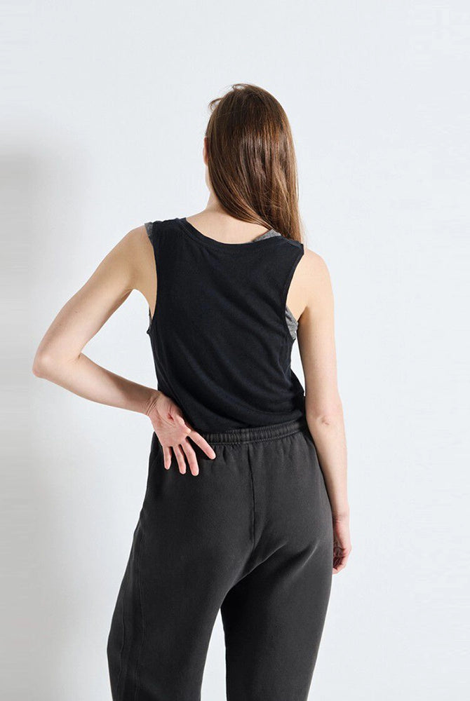 Luźny tank top na szerokich ramiączkach z okrągłym dekoltem. Wykonany z cienkiej i miękkiej bawełny. -Prosty krój -Luźny fason -Zamów top w swoim normalnym rozmiarze