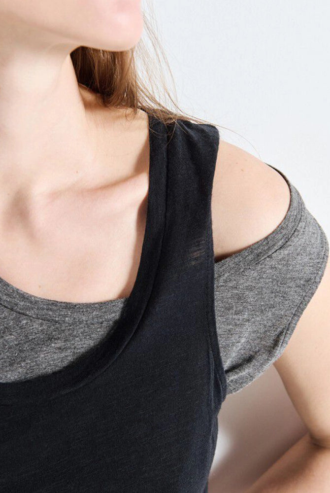Luźny tank top na szerokich ramiączkach z okrągłym dekoltem. Wykonany z cienkiej i miękkiej bawełny. -Prosty krój -Luźny fason -Zamów top w swoim normalnym rozmiarze