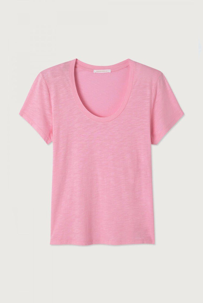 Luźny, prosty t-shirt z krótkim rękawem i okrągłym, pogłębionym dekoltem. Wykonany z cienkiej i miękkiej tkaniny z bawełny i wiskozy