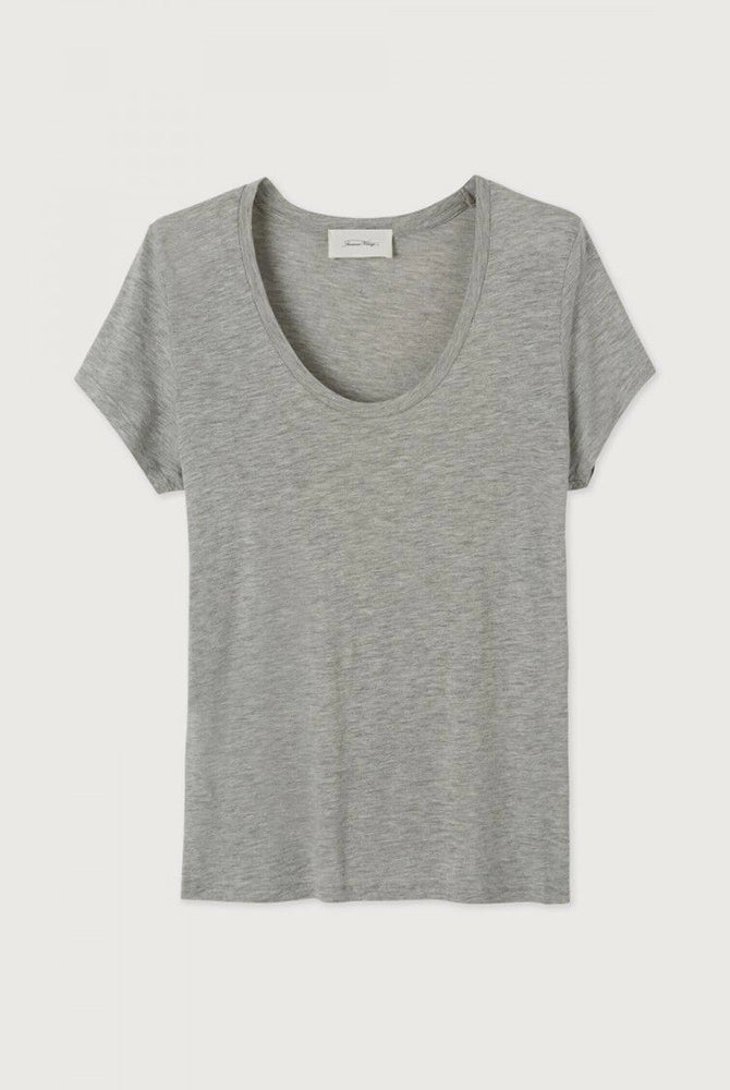 Luźny, prosty t-shirt z krótkim rękawem i okrągłym dekoltem. Wykonany z cienkiej i miękkiej tkaniny z bawełny i wiskozy.