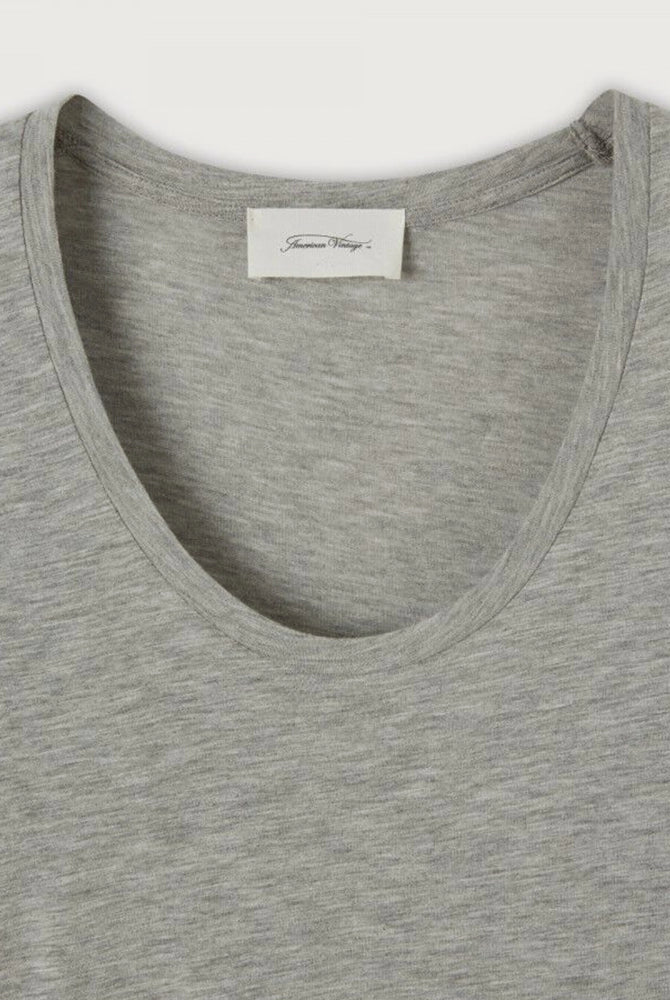 Luźny, prosty t-shirt z krótkim rękawem i okrągłym dekoltem. Wykonany z cienkiej i miękkiej tkaniny z bawełny i wiskozy.