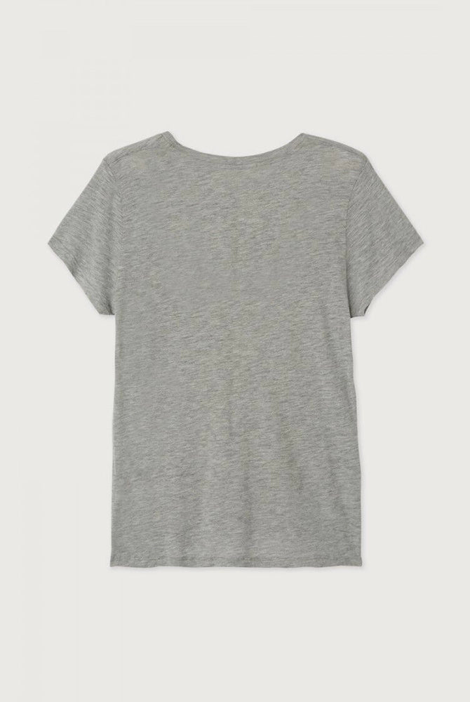 Luźny, prosty t-shirt z krótkim rękawem i okrągłym dekoltem. Wykonany z cienkiej i miękkiej tkaniny z bawełny i wiskozy.