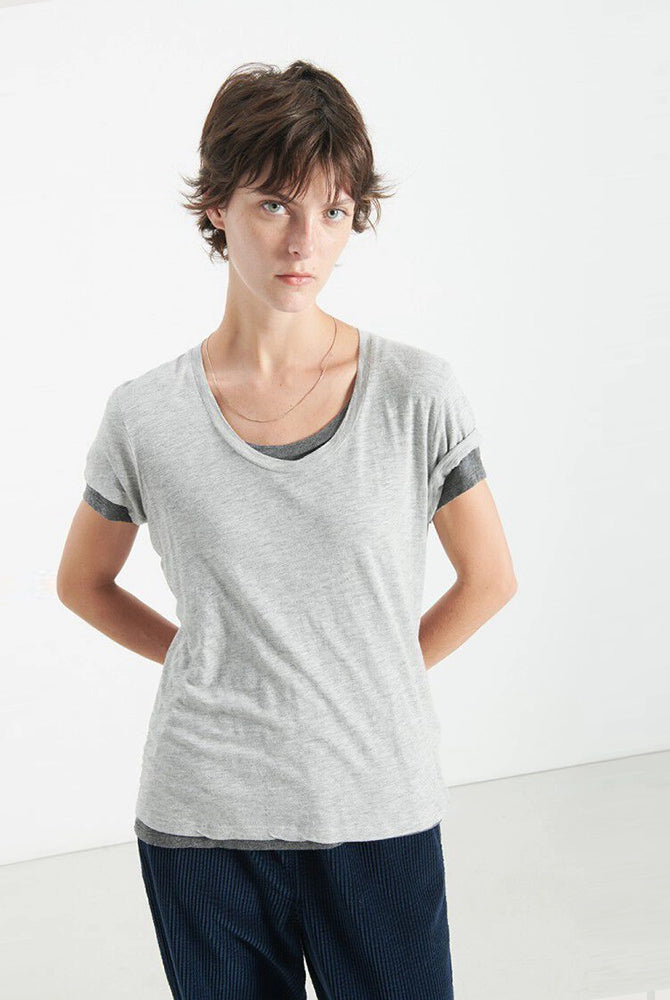 Luźny, prosty t-shirt z krótkim rękawem i okrągłym dekoltem. Wykonany z cienkiej i miękkiej tkaniny z bawełny i wiskozy.