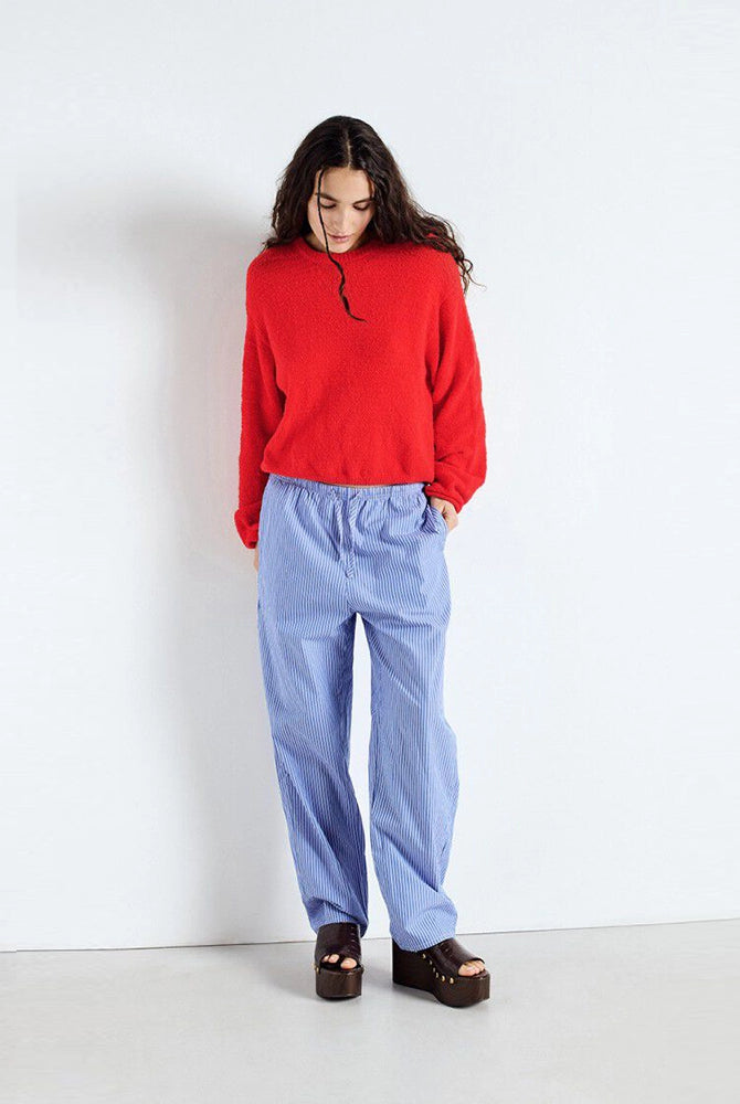 Luźny sweter LIGWAY American Vintage z okrągłym dekoltem i opadającymi ramionami. Wykończony ściągaczami.
