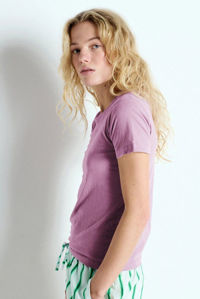Klasyczny model American Vintage - t-shirt GAMIPY z krótkim rękawem. Posiada okrągły dekolt i delikatnie przylegający fason. Z tyłu bluzka ma gruby szew idący wzdłuż pleców.