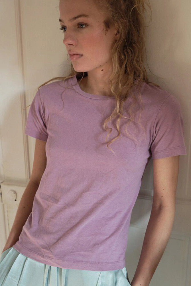 Klasyczny model American Vintage - t-shirt GAMIPY z krótkim rękawem. Posiada okrągły dekolt i delikatnie przylegający fason. Z tyłu bluzka ma gruby szew idący wzdłuż pleców.
