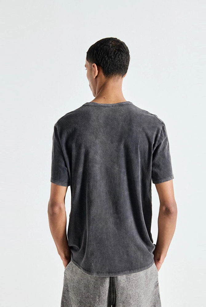 Oversizowy T-shirt unisex FAKOBAY z krótkim rękawem. Posiada okrągły dekolt i krótki rękaw. Wykonany z grubej, miękkiej bawełny z efektem "sprania".