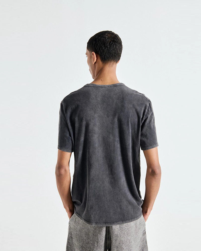 Oversizowy T-shirt unisex FAKOBAY z krótkim rękawem. Posiada okrągły dekolt i krótki rękaw. Wykonany z grubej, miękkiej bawełny z efektem "sprania".