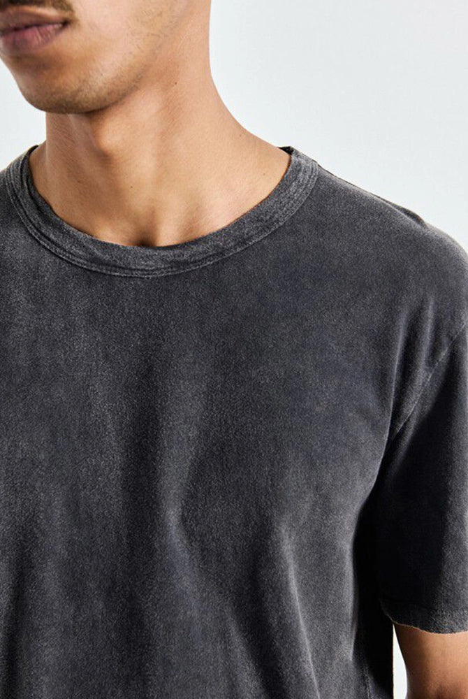 Oversizowy T-shirt unisex FAKOBAY z krótkim rękawem. Posiada okrągły dekolt i krótki rękaw. Wykonany z grubej, miękkiej bawełny z efektem "sprania".
