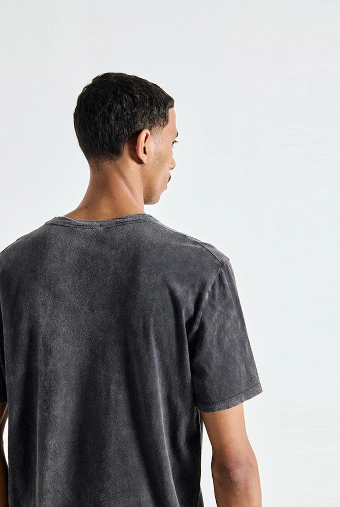 Oversizowy T-shirt unisex FAKOBAY z krótkim rękawem. Posiada okrągły dekolt i krótki rękaw. Wykonany z grubej, miękkiej bawełny z efektem "sprania".