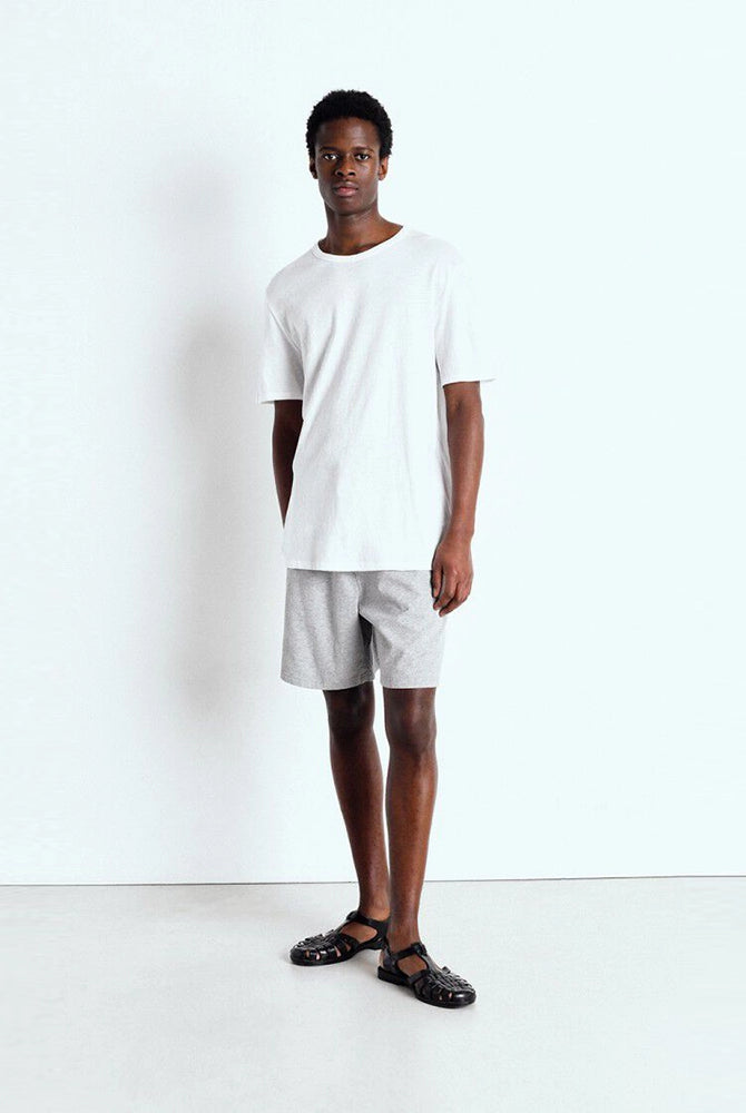 Oversizowy T-shirt unisex FAKOBAY z krótkim rękawem. Posiada okrągły dekolt i krótki rękaw. Wykonany z grubej, miękkiej bawełny.