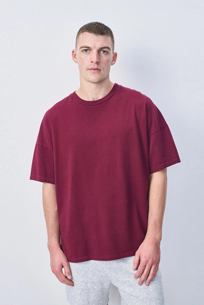 Oversizowy T-shirt unisex FIZVALLEY z krótkim rękawem. Posiada okrągły dekolt i krótki rękaw. Wykonany z grubej bawełny.