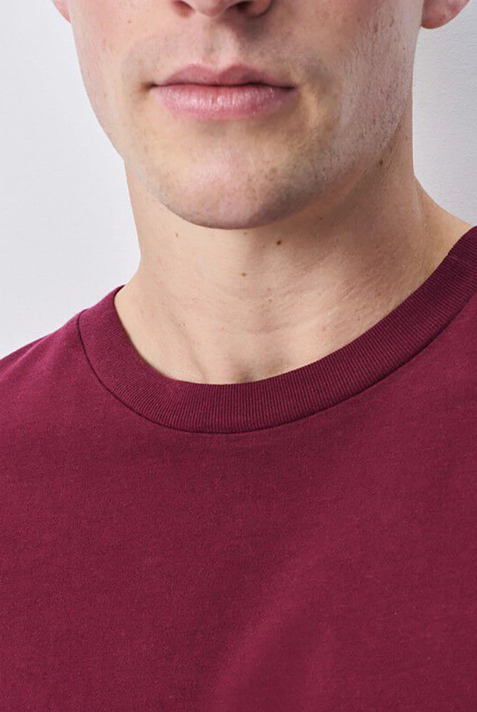 Oversizowy T-shirt unisex FIZVALLEY z krótkim rękawem. Posiada okrągły dekolt i krótki rękaw. Wykonany z grubej bawełny.
