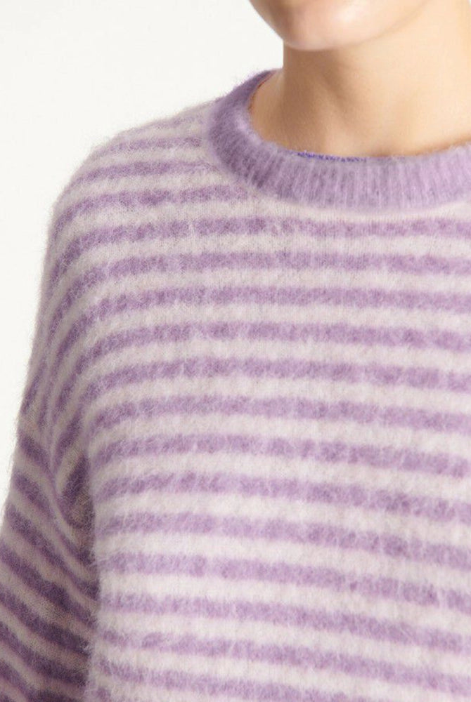 Lekki, miękki sweter w paski Nenybay marki American Vintage z długimi, reglanowymi rękawami wykończonymi ściągaczami i okrągłym dekoltem. Sweter ma luźny krój. Wykonany z dzianiny z alpaką. -Luźny krój -Dzianina z alpaką -Zamów sweter w swoim standardowym rozmiarze