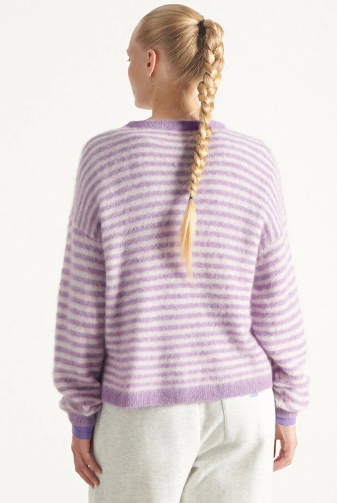 Lekki, miękki sweter w paski Nenybay marki American Vintage z długimi, reglanowymi rękawami wykończonymi ściągaczami i okrągłym dekoltem. Sweter ma luźny krój. Wykonany z dzianiny z alpaką. -Luźny krój -Dzianina z alpaką -Zamów sweter w swoim standardowym rozmiarze