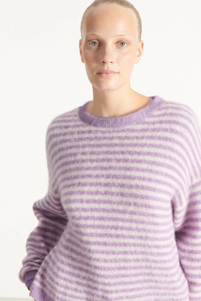 Lekki, miękki sweter w paski Nenybay marki American Vintage z długimi, reglanowymi rękawami wykończonymi ściągaczami i okrągłym dekoltem. Sweter ma luźny krój. Wykonany z dzianiny z alpaką. -Luźny krój -Dzianina z alpaką -Zamów sweter w swoim standardowym rozmiarze