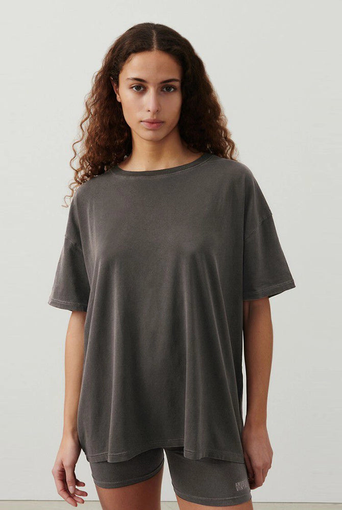 Oversizowy T-shirt PYMAZ z krótkim rękawem. Posiada okrągły dekolt i krótki rękaw. Wykonany z cienkiej i miękkiej bawełny. Na plecach, przy szyi posiada niewielkie logo marki.
