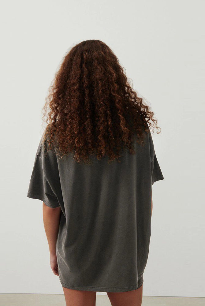Oversizowy T-shirt PYMAZ z krótkim rękawem. Posiada okrągły dekolt i krótki rękaw. Wykonany z cienkiej i miękkiej bawełny. Na plecach, przy szyi posiada niewielkie logo marki.