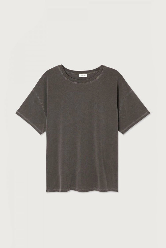Oversizowy T-shirt PYMAZ z krótkim rękawem. Posiada okrągły dekolt i krótki rękaw. Wykonany z cienkiej i miękkiej bawełny. Na plecach, przy szyi posiada niewielkie logo marki.
