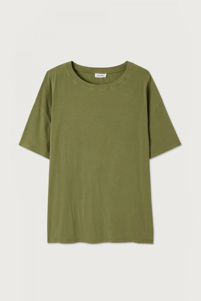 Oversizowy T-shirt PYMAZ z krótkim rękawem. Posiada okrągły dekolt i krótki rękaw. Wykonany z cienkiej i miękkiej bawełny. Na plecach, przy szyi posiada niewielkie logo marki.