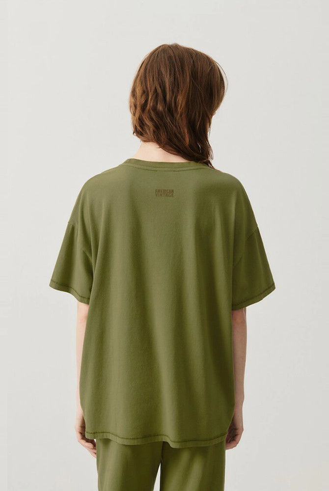 Oversizowy T-shirt PYMAZ z krótkim rękawem. Posiada okrągły dekolt i krótki rękaw. Wykonany z cienkiej i miękkiej bawełny. Na plecach, przy szyi posiada niewielkie logo marki.
