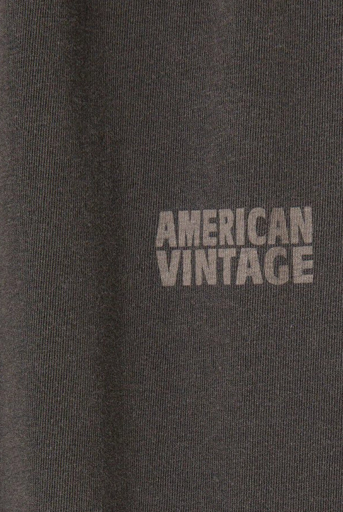Luźne, cienkie spodnie dresowe PYMAZ American Vintage z wysokim stanem i szeroką, długą, prostą nogawką. Elastyczne w talii. Wykonane z bardzo miękkiej tkaniny.