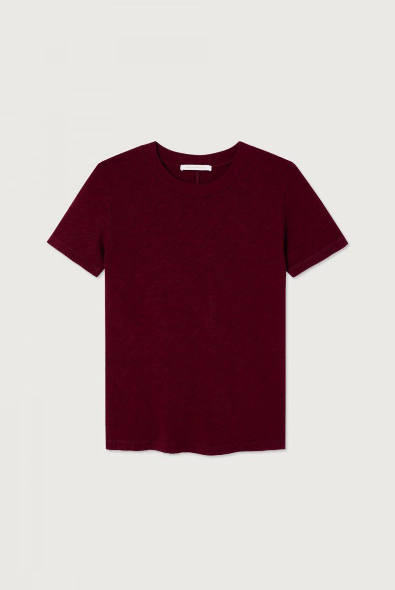 Klasyczny, bawełniany t-shirt SONOMA American Vintage z krótkim rękawem i okrągłym dekoltem. Koszulka ma prosty krój i przylegający fason. Na plecach posiada gruby szew. Wykonany z miękkiej i grubej bawełny. To idealna podstawa każdej codziennej stylizacji.